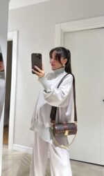 Relaxed - fit turtle neck sweater and wide-leg pants set - Image 4