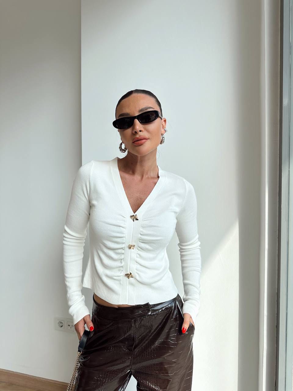 8789d505-ef45-4e51-9ccb-dbdf505945ef White ribbed knit top - Image 1