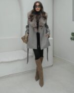 Greige coat with fur collar - Image 3