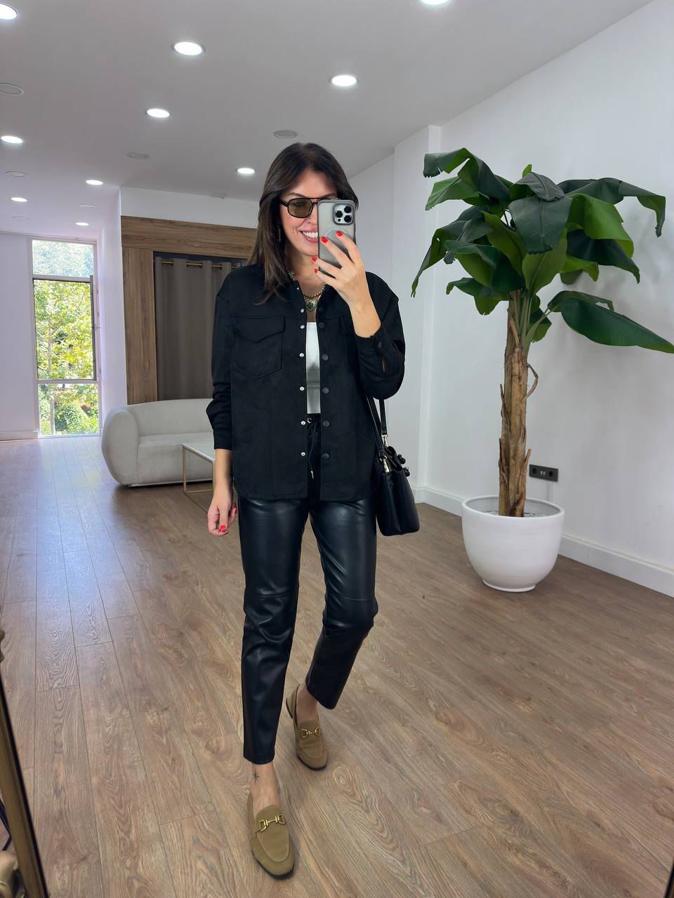 a79042ba-75ab-4285-8de3-8a450c1d3d00 (1) Black leather crop pants - Image 1