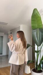 Ecru belted coat with a wide open collar - Image 3