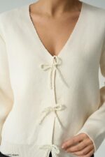 Off white top with beaded bow buttons - Image 3