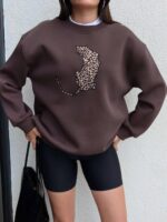 Oversized brown sweatshirt with leopard cat print - Image 2