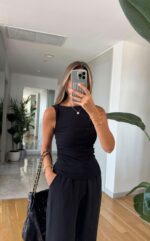 Black Sleeveless Tank Top - Image 3